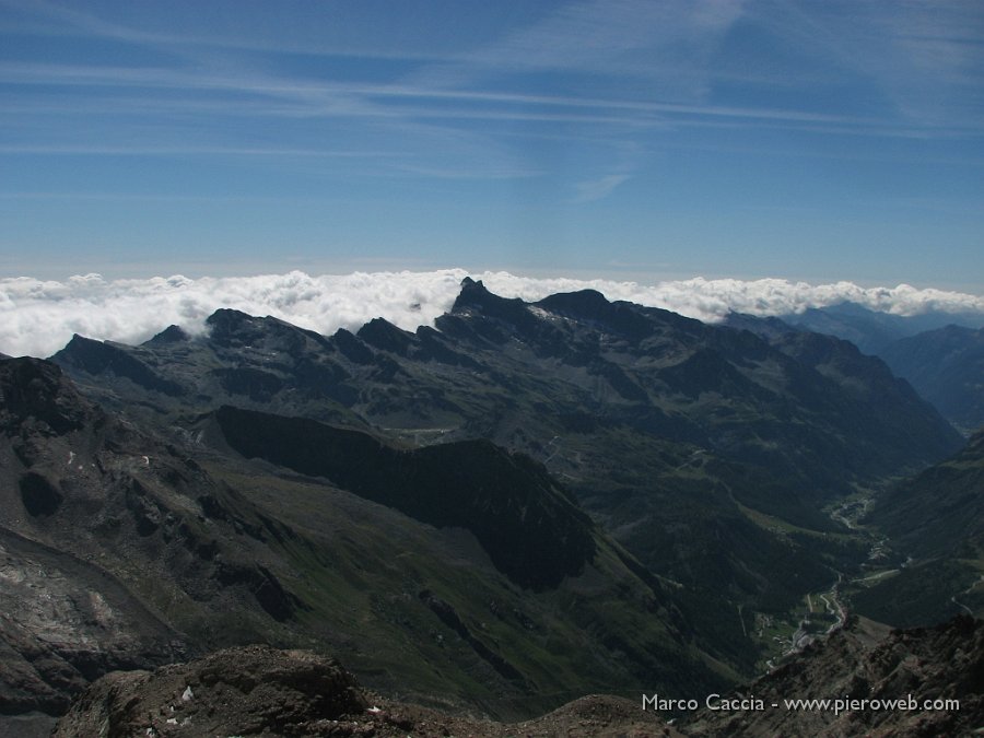 02_Valle di Gressoney e mare di nubi.JPG